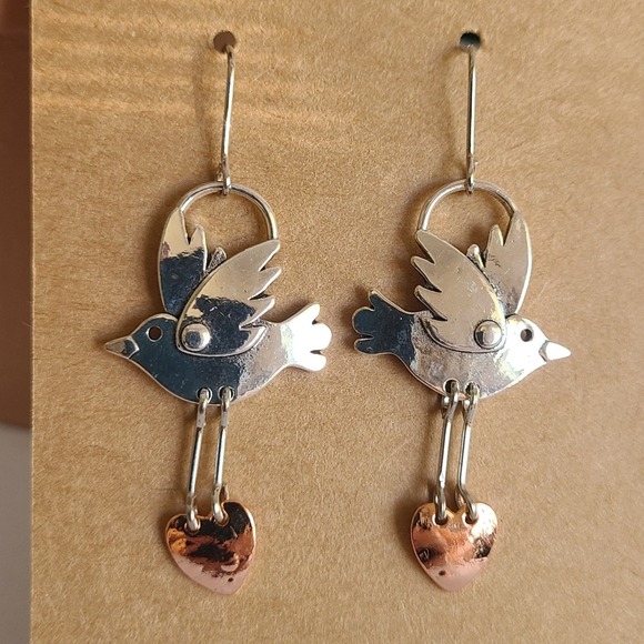 Unknown Brand Bird w/Dangling Heart Drop Earrings Silver Tone Dangle Whimsical - Picture 1 of 4